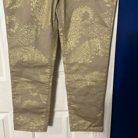 NWT Chico’s Tan & Gold Paisley Perfect Stretch Girlfriend Slim Ankle Jeans Sz 10 - Picture 3 of 12